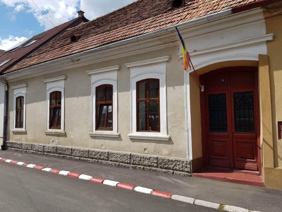 Oportunitate! Casă, 4 camere, curte comună, ultracentral, Bistrița, jud. BN