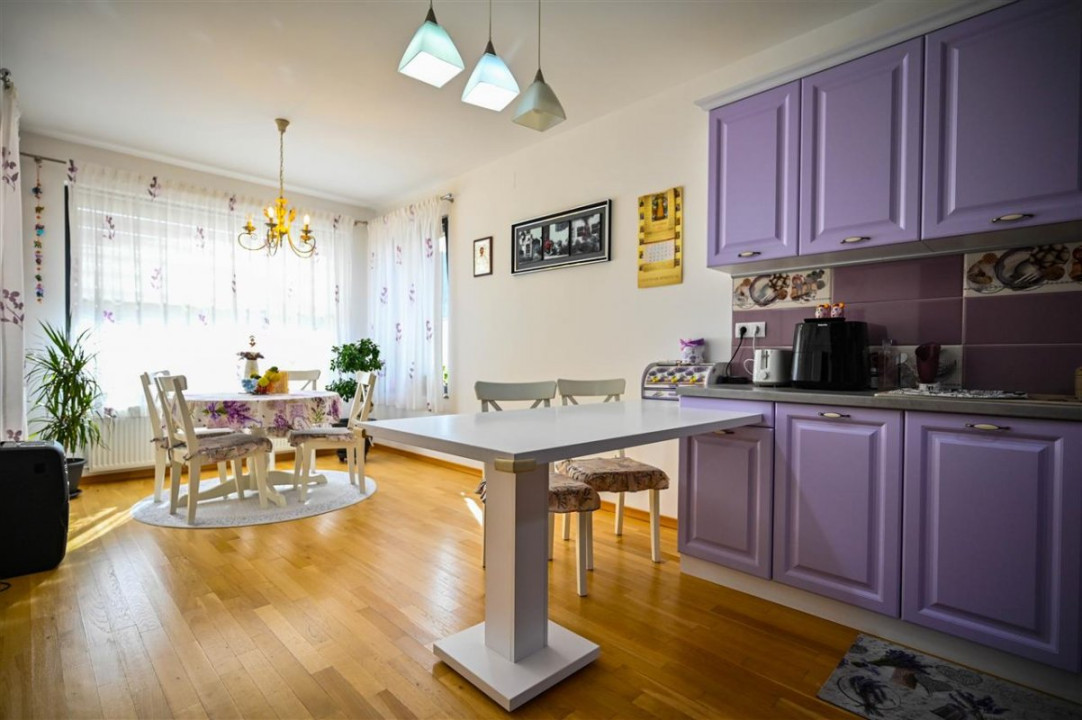 Somptuozitate in stil modern, 2 garaje, 3 terase, totul pe 1.000 mp teren, Central, Sacele, Brasov