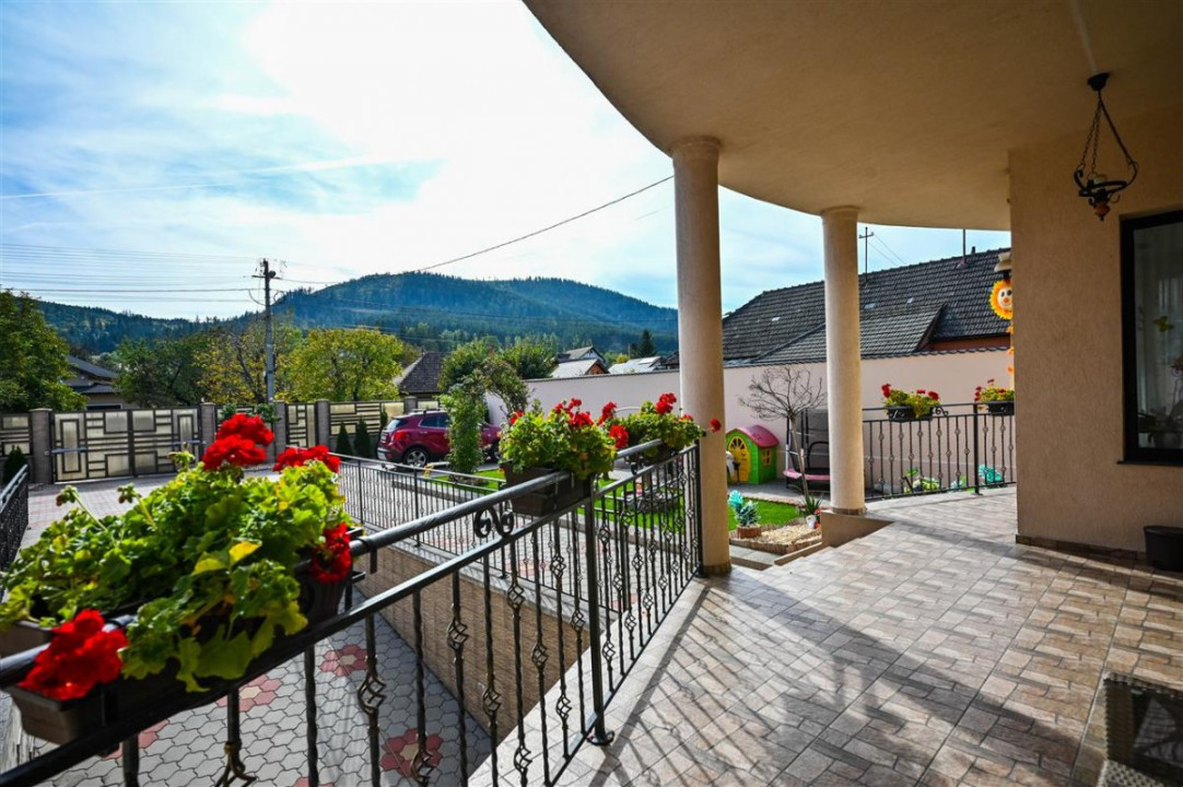 Somptuozitate in stil modern, 2 garaje, 3 terase, totul pe 1.000 mp teren, Central, Sacele, Brasov