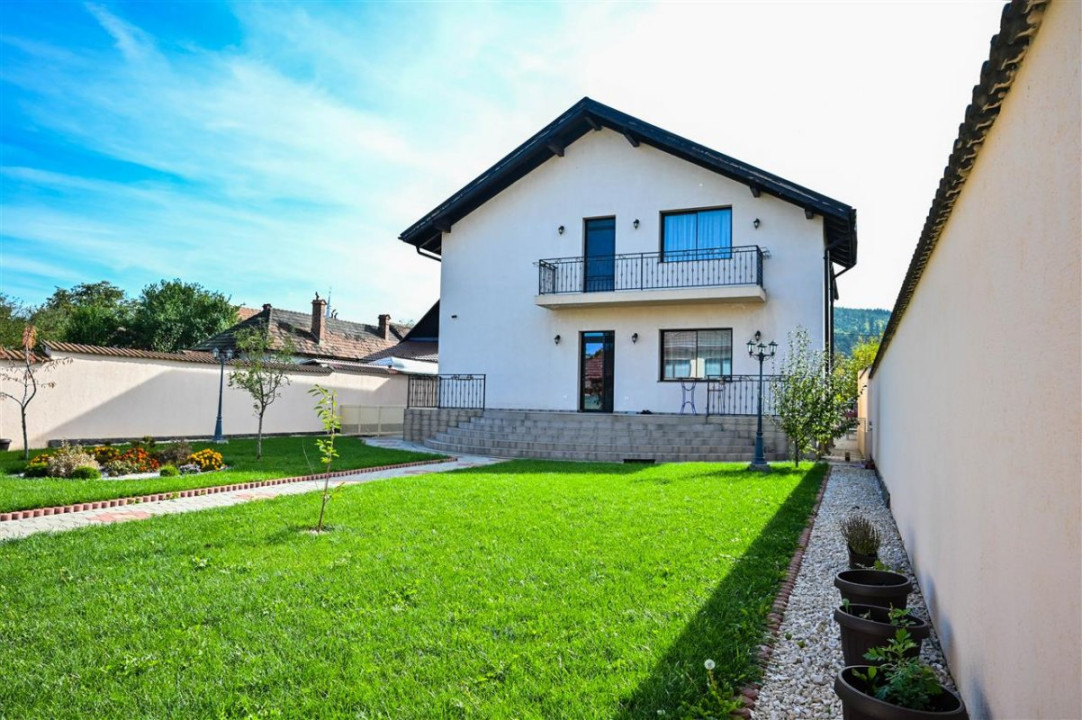 Somptuozitate in stil modern, 2 garaje, 3 terase, totul pe 1.000 mp teren, Central, Sacele, Brasov