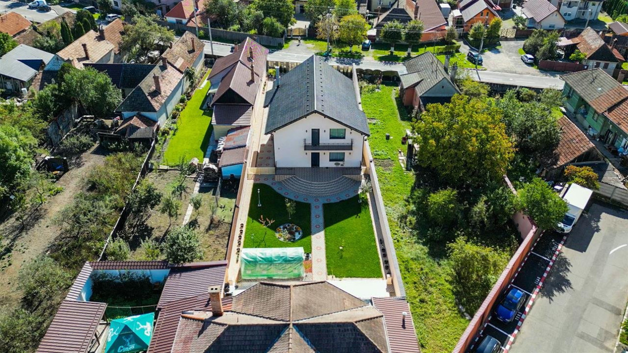Somptuozitate in stil modern, 2 garaje, 3 terase, totul pe 1.000 mp teren, Central, Sacele, Brasov