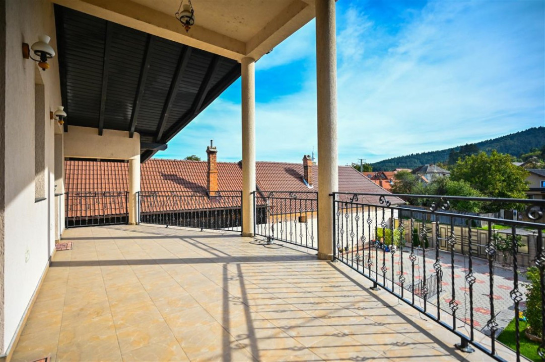 Somptuozitate in stil modern, 2 garaje, 3 terase, totul pe 1.000 mp teren, Central, Sacele, Brasov