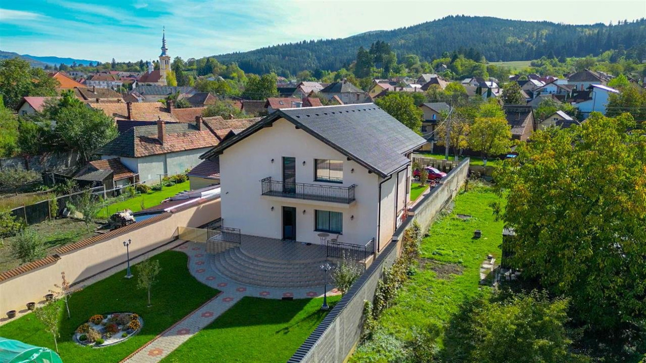 Somptuozitate in stil modern, 2 garaje, 3 terase, totul pe 1.000 mp teren, Central, Sacele, Brasov