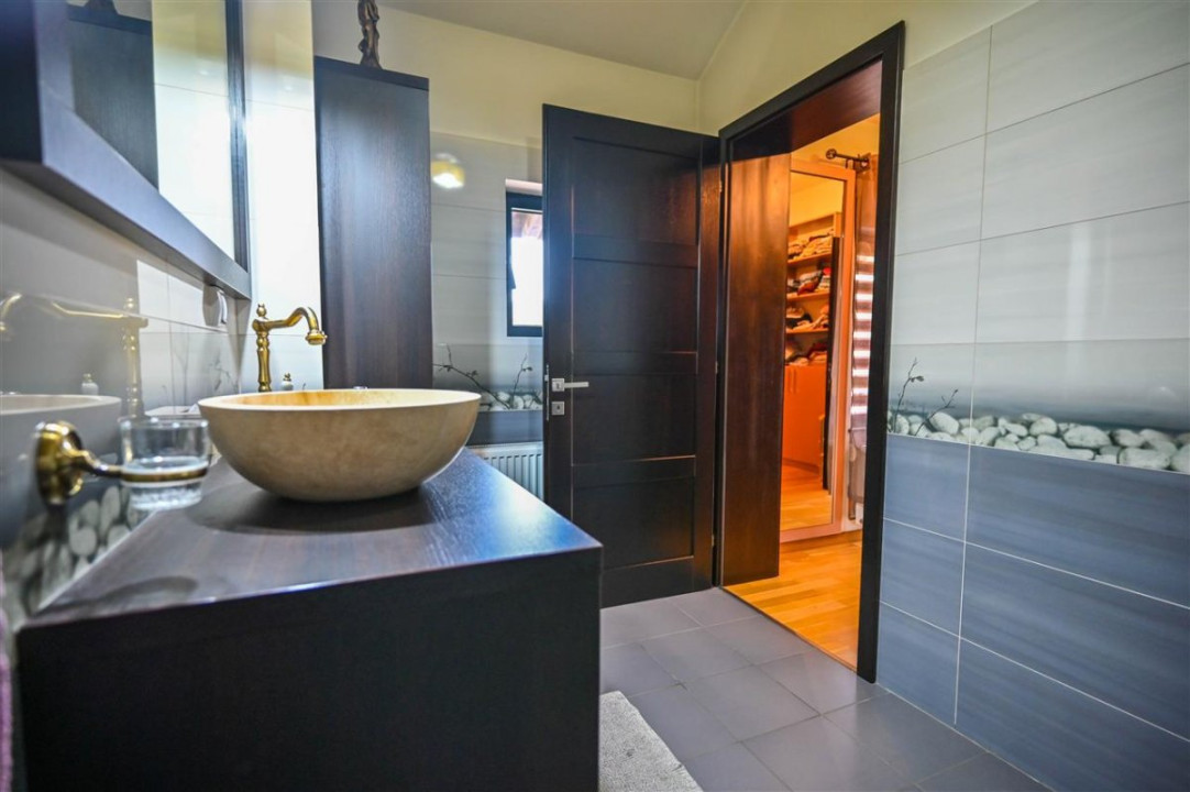 Somptuozitate in stil modern, 2 garaje, 3 terase, totul pe 1.000 mp teren, Central, Sacele, Brasov