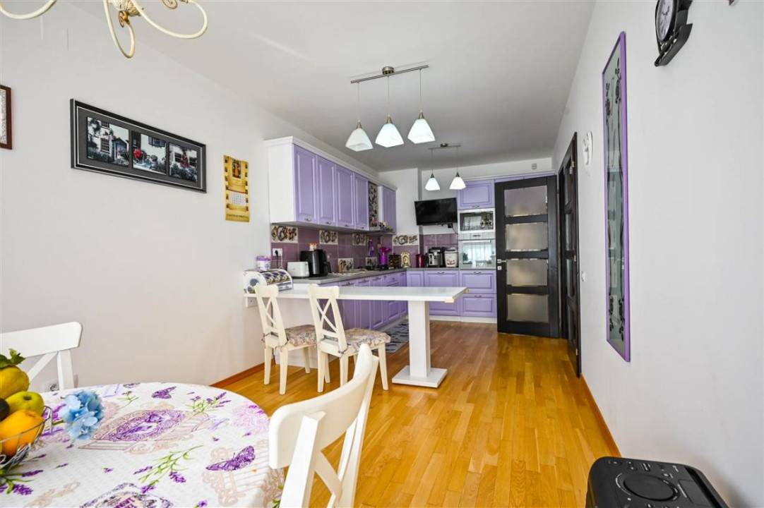 Somptuozitate in stil modern, 2 garaje, 3 terase, totul pe 1.000 mp teren, Central, Sacele, Brasov