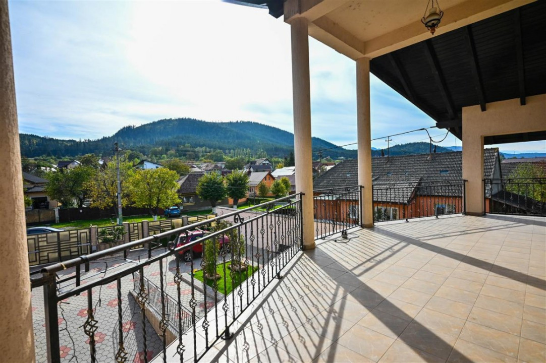 Somptuozitate in stil modern, 2 garaje, 3 terase, totul pe 1.000 mp teren, Central, Sacele, Brasov