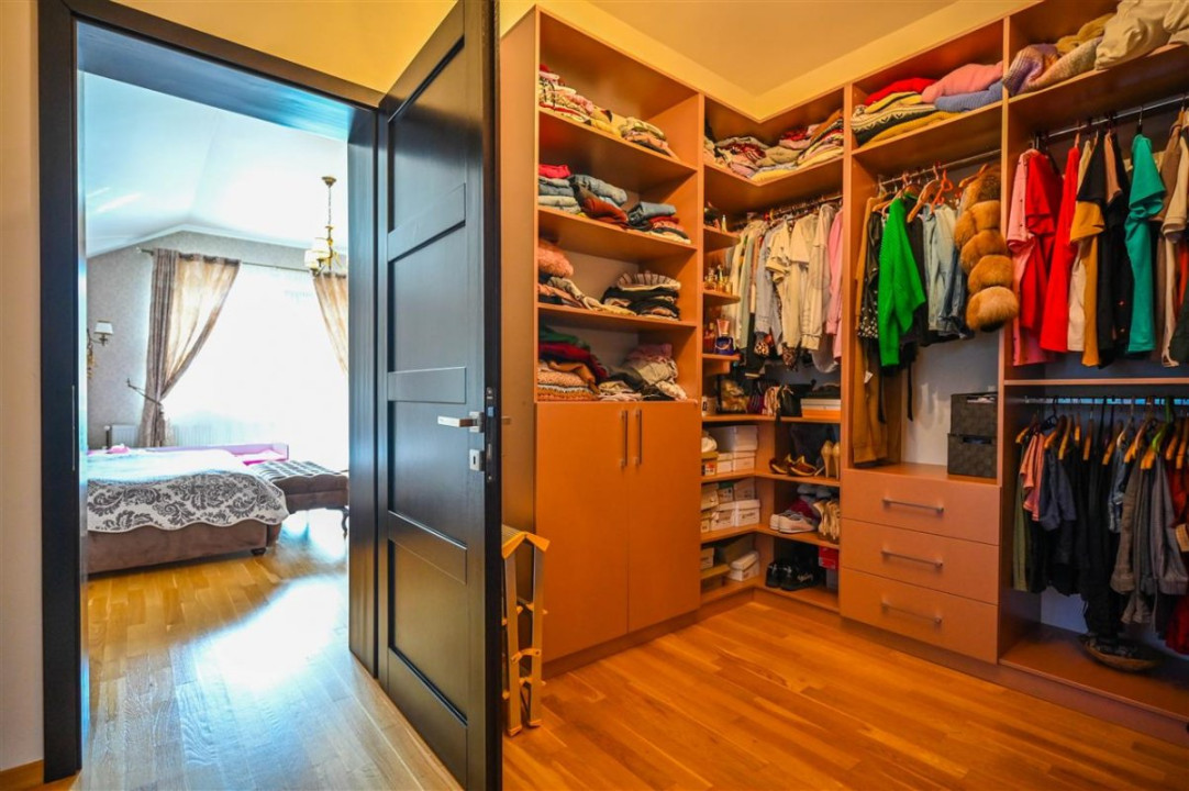 Somptuozitate in stil modern, 2 garaje, 3 terase, totul pe 1.000 mp teren, Central, Sacele, Brasov
