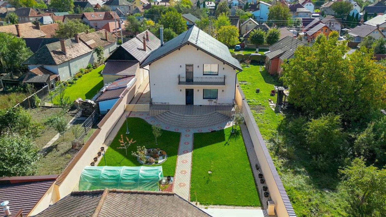 Somptuozitate in stil modern, 2 garaje, 3 terase, totul pe 1.000 mp teren, Central, Sacele, Brasov