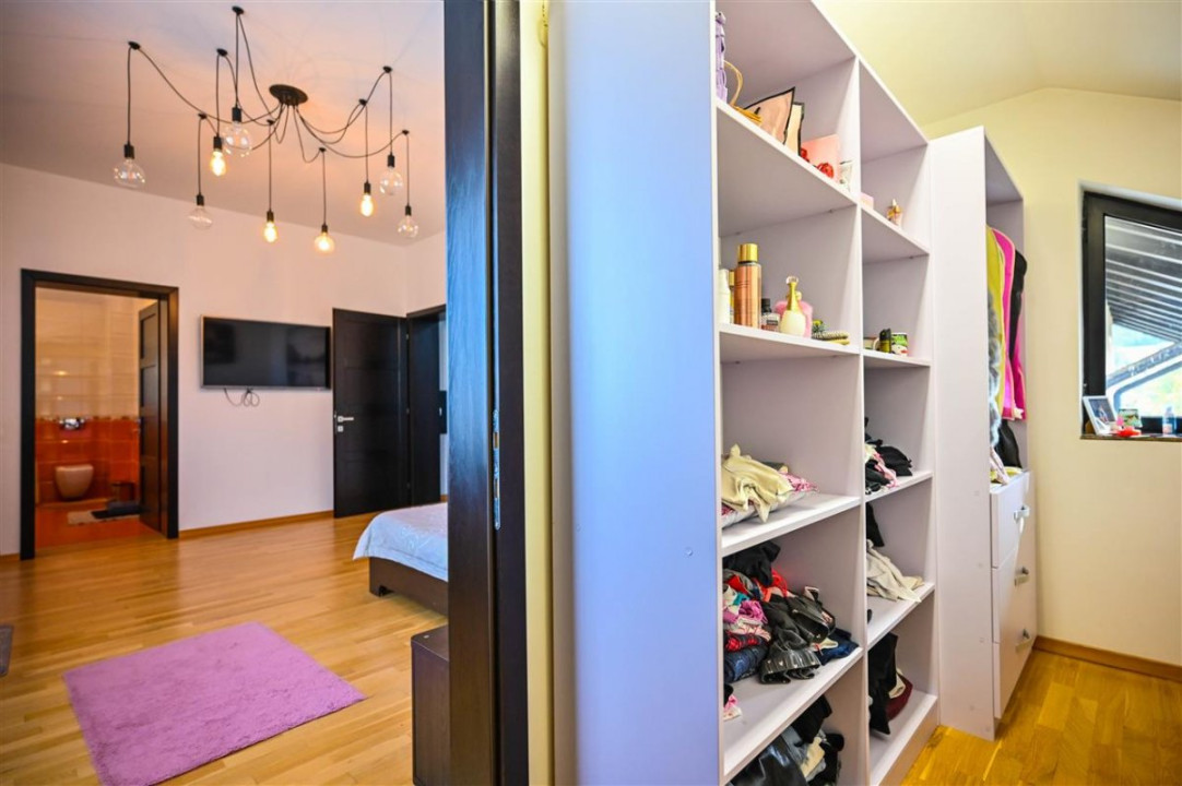 Somptuozitate in stil modern, 2 garaje, 3 terase, totul pe 1.000 mp teren, Central, Sacele, Brasov