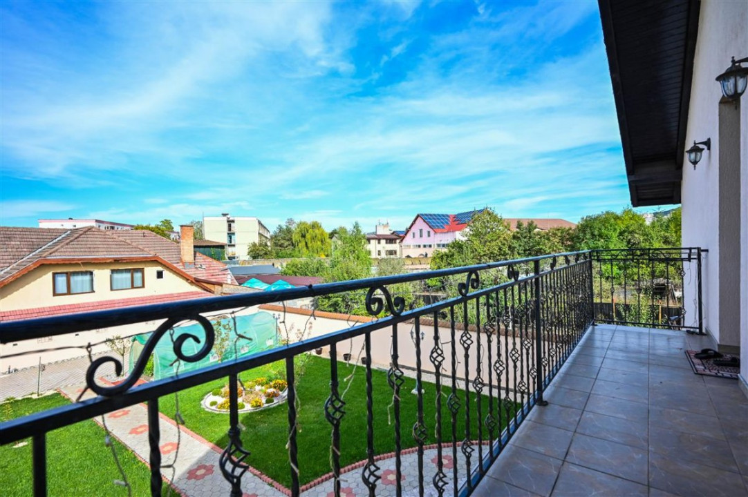 Somptuozitate in stil modern, 2 garaje, 3 terase, totul pe 1.000 mp teren, Central, Sacele, Brasov