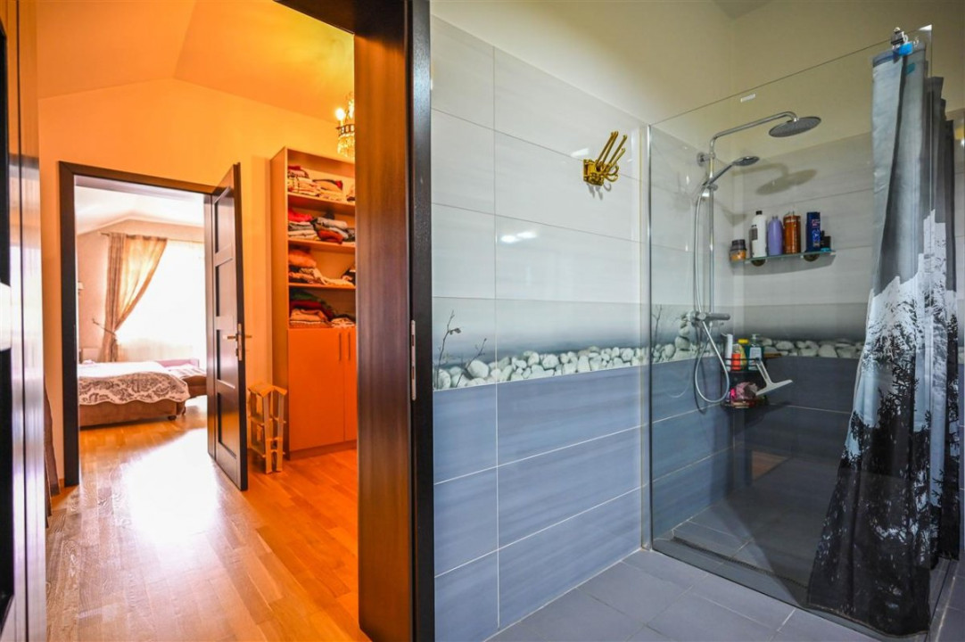 Somptuozitate in stil modern, 2 garaje, 3 terase, totul pe 1.000 mp teren, Central, Sacele, Brasov