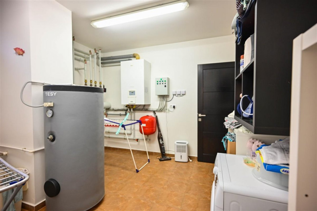 Somptuozitate in stil modern, 2 garaje, 3 terase, totul pe 1.000 mp teren, Central, Sacele, Brasov