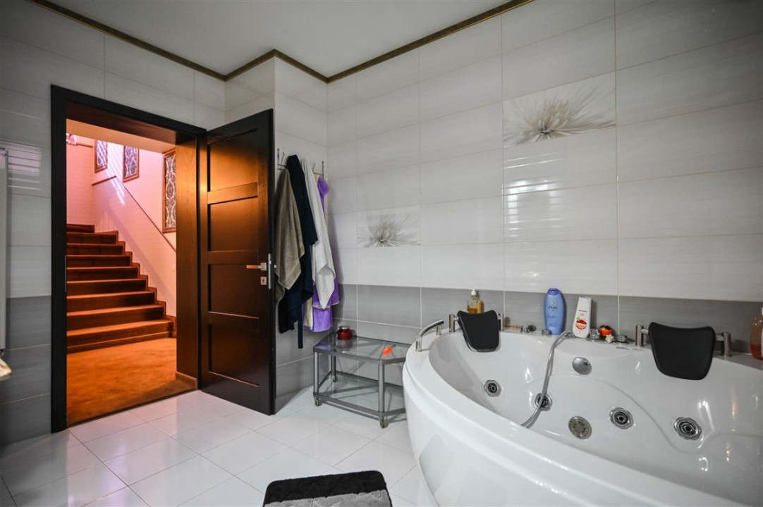 Somptuozitate in stil modern, 2 garaje, 3 terase, totul pe 1.000 mp teren, Central, Sacele, Brasov