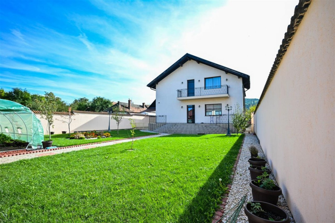 Somptuozitate in stil modern, 2 garaje, 3 terase, totul pe 1.000 mp teren, Central, Sacele, Brasov