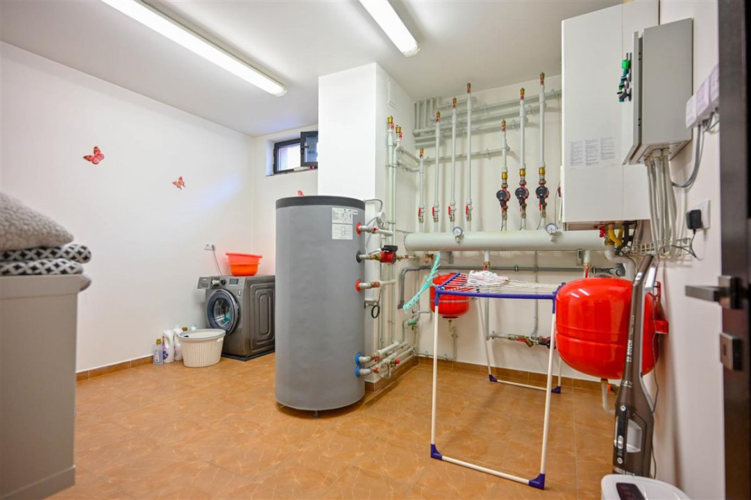 Somptuozitate in stil modern, 2 garaje, 3 terase, totul pe 1.000 mp teren, Central, Sacele, Brasov