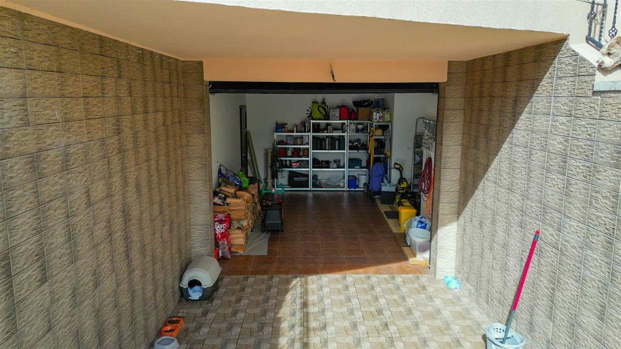 Somptuozitate in stil modern, 2 garaje, 3 terase, totul pe 1.000 mp teren, Central, Sacele, Brasov