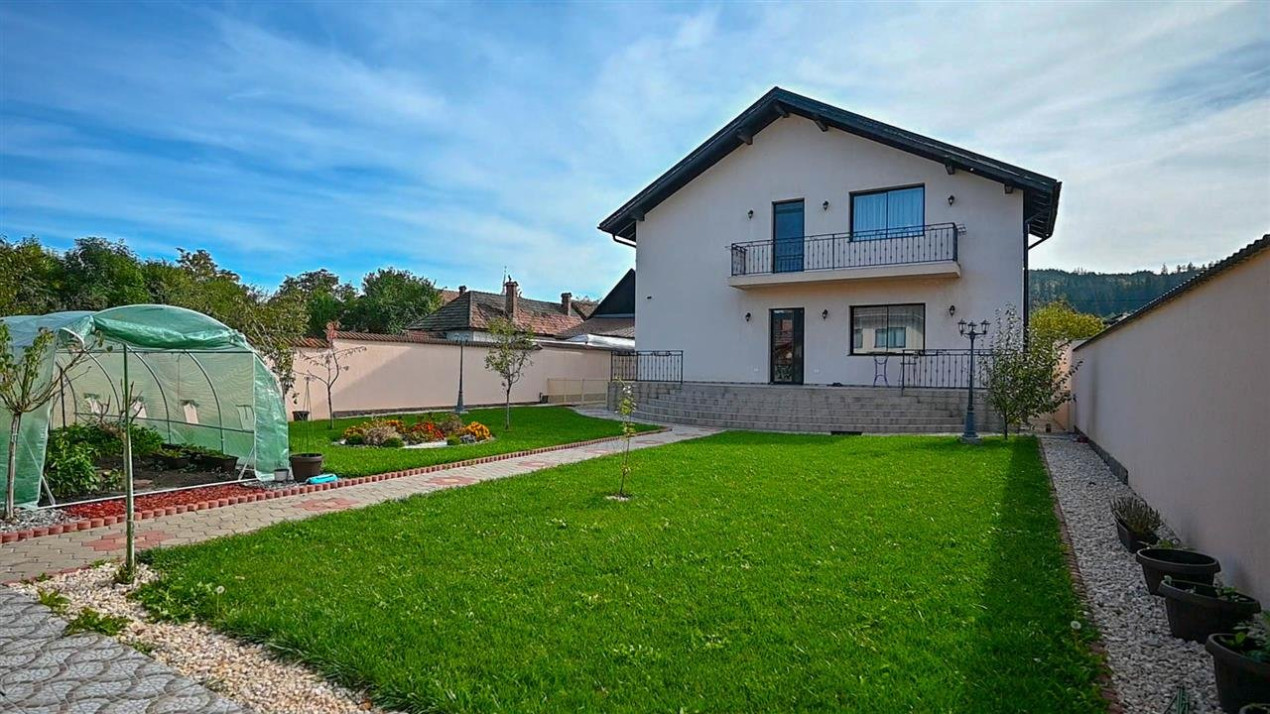 Somptuozitate in stil modern, 2 garaje, 3 terase, totul pe 1.000 mp teren, Central, Sacele, Brasov