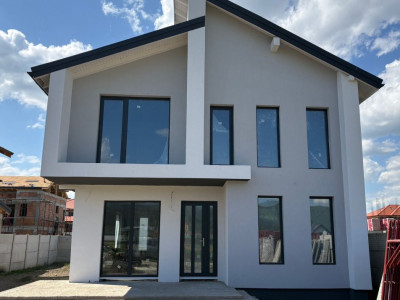 Casa individuala cu vedere spre munte in localitatea Cristian